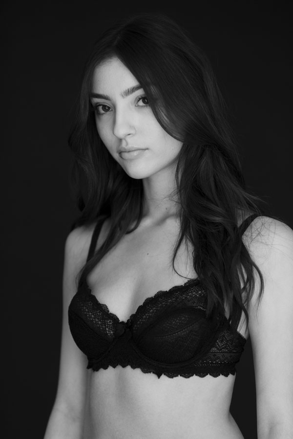 Nu artistique: Séance photo lingerie boudoir avec Mathilde Lsry par le photographe mode Antonio Barros